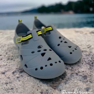 NWOT Children’s Place Gray & Neon Yellow Water Shoes Youth Size 3